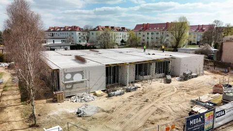 Montaż stropu na budowie żłobka "Pszczółki Mai"